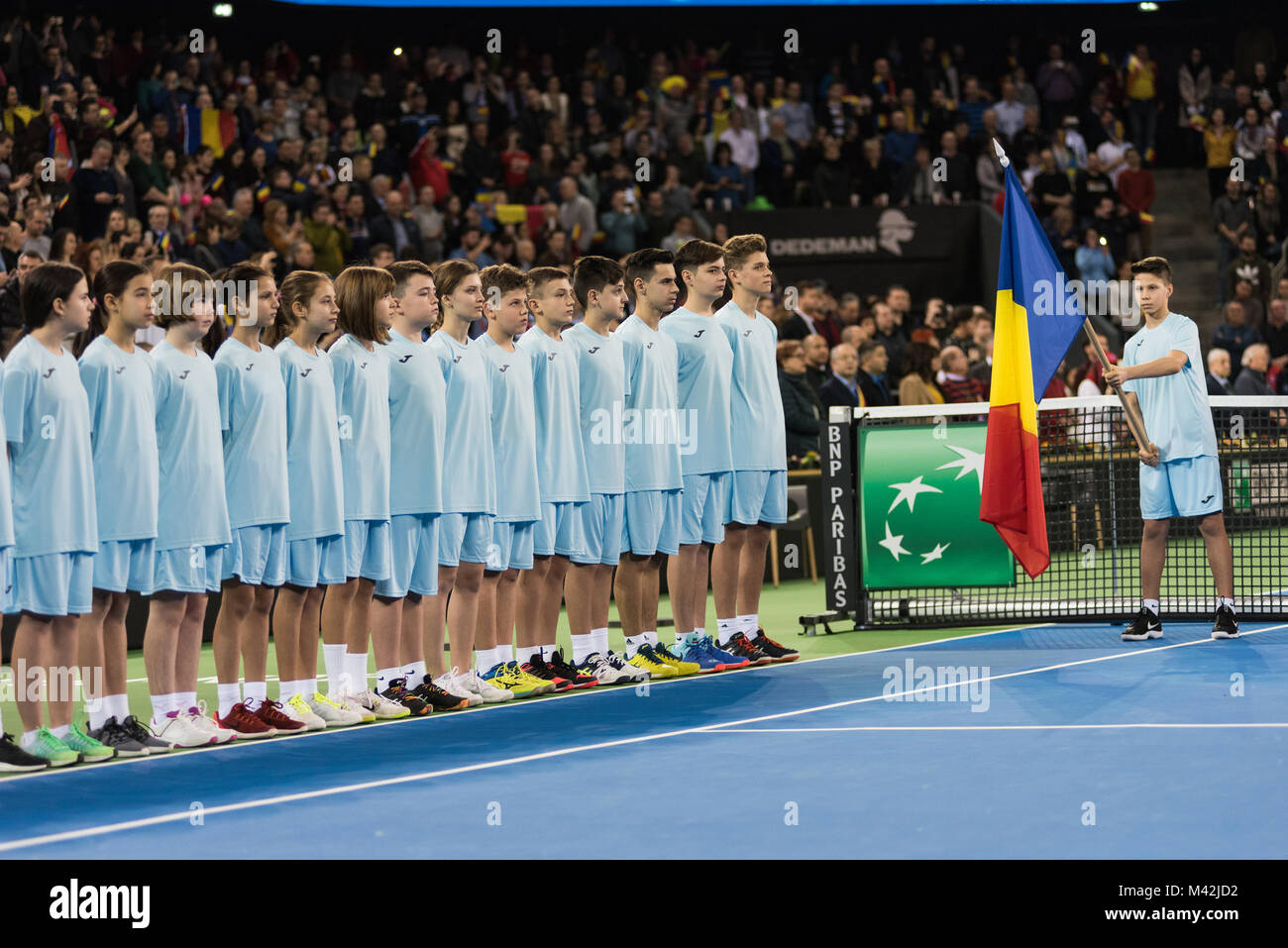 CLUJ Napoca, Rumänien - 10. Februar 2018: Der Ball Jungen und Mädchen, die der Hof während der Eröffnungsfeier der Fed Cup Weltgruppe Play-Offs Stockfoto