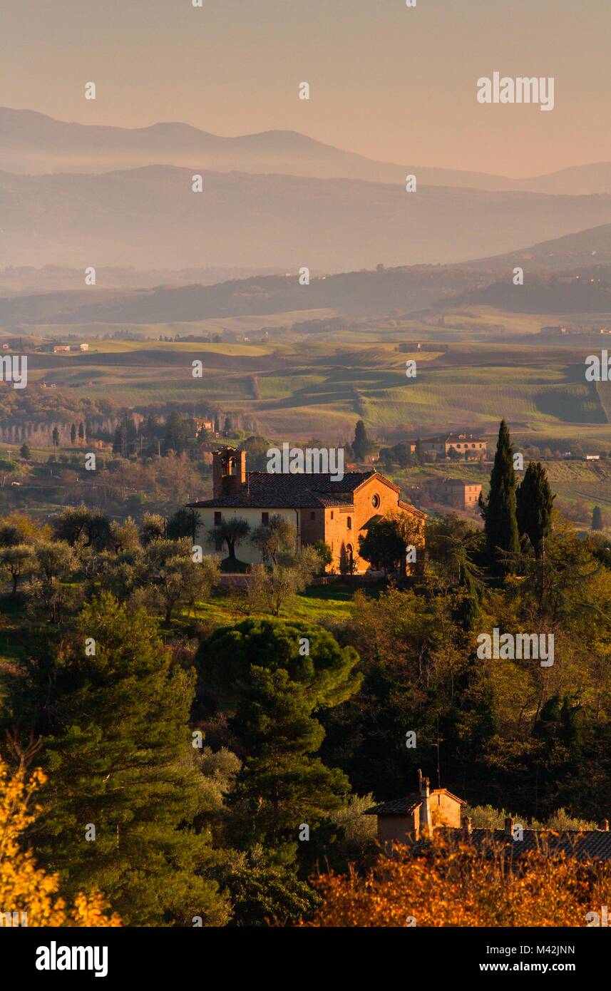 Europa, Italien. Ein kleines Haus in den Hügeln von Siena in der Toskana Stockfoto