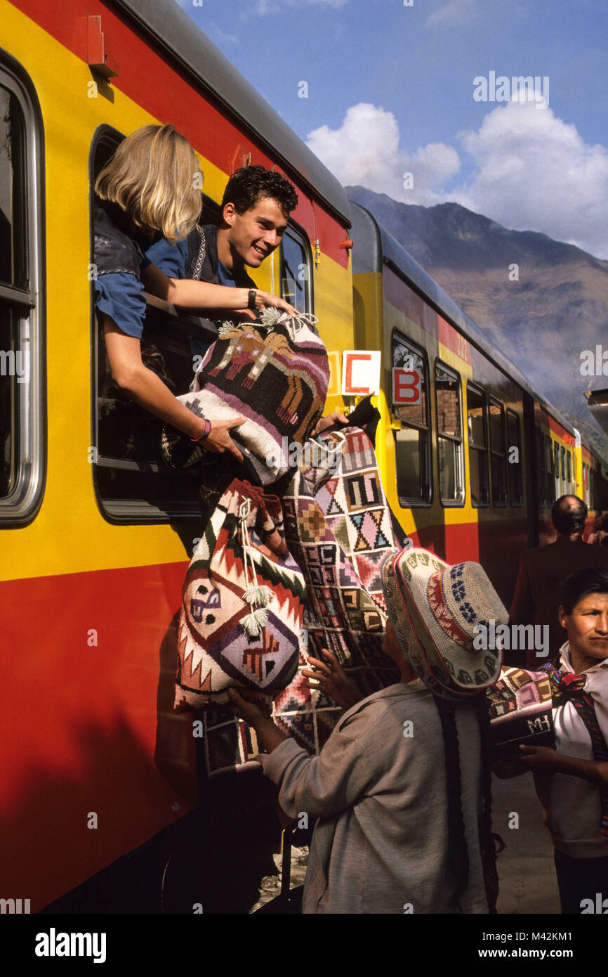 Peru. Arequipa, Cuzco, Zug mit Touristen in Machu Picchu. Frauen mit Souvenirs. Stockfoto