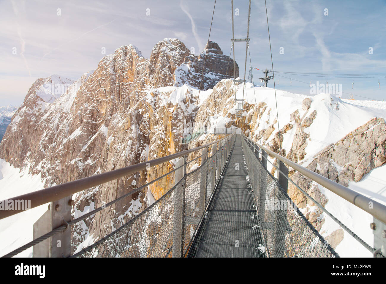 Skywalk seilbrücke am Dachstein im Winter Stockfoto