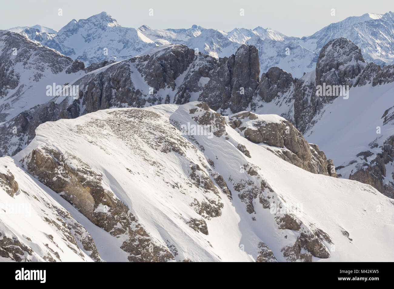 Schneebedeckte Gipfel in den Alpen Stockfoto