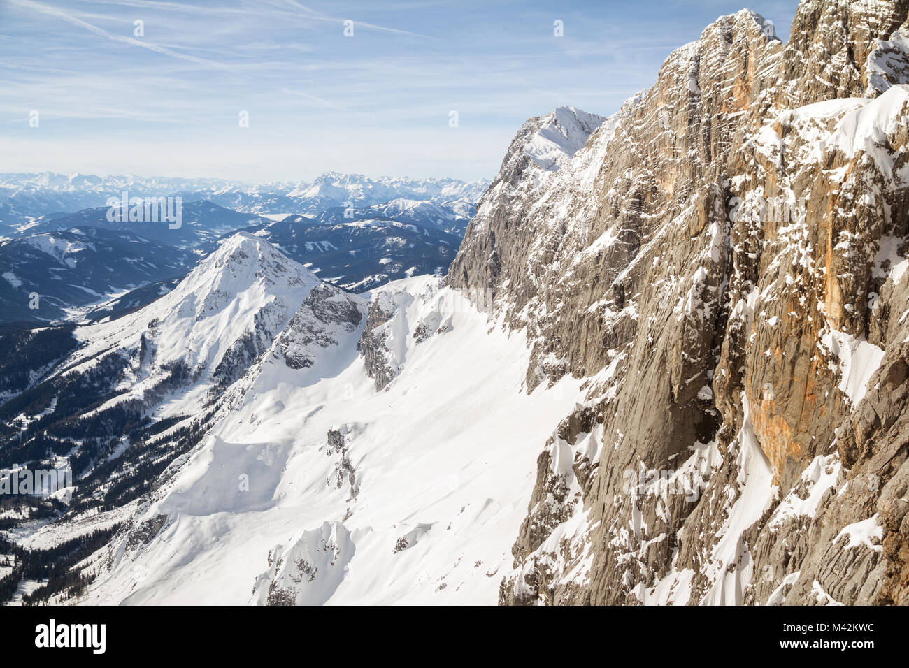 Die schneebedeckten Berge in den österreichischen Alpen Stockfoto