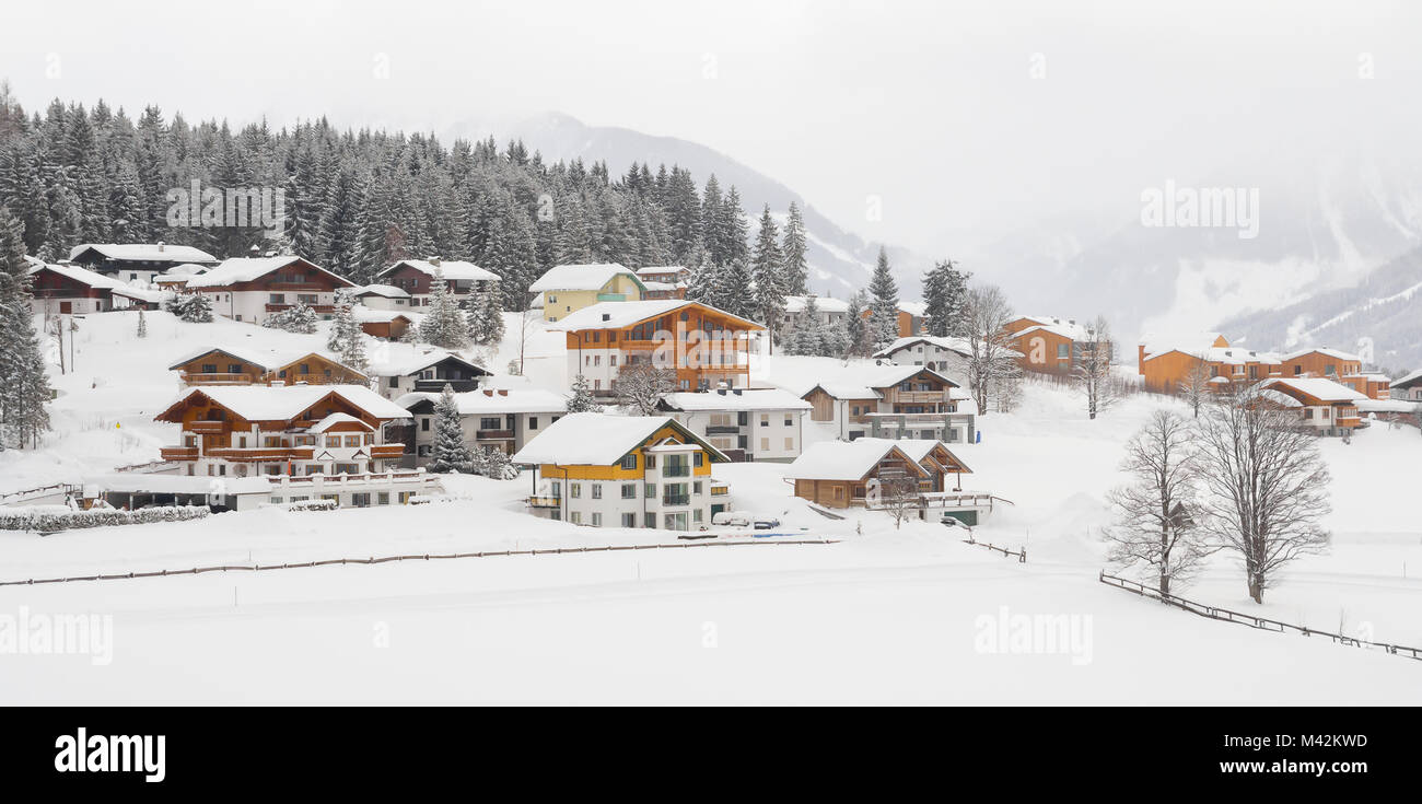 Schnee Winter Dorf mit viel Schnee Stockfoto