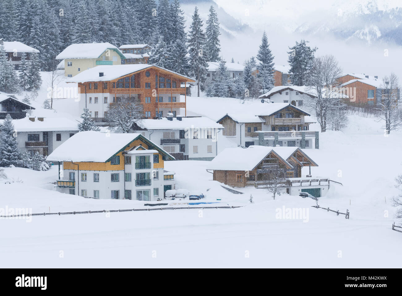 Schnee im Schnee Winter Dorf in Österreich Stockfoto