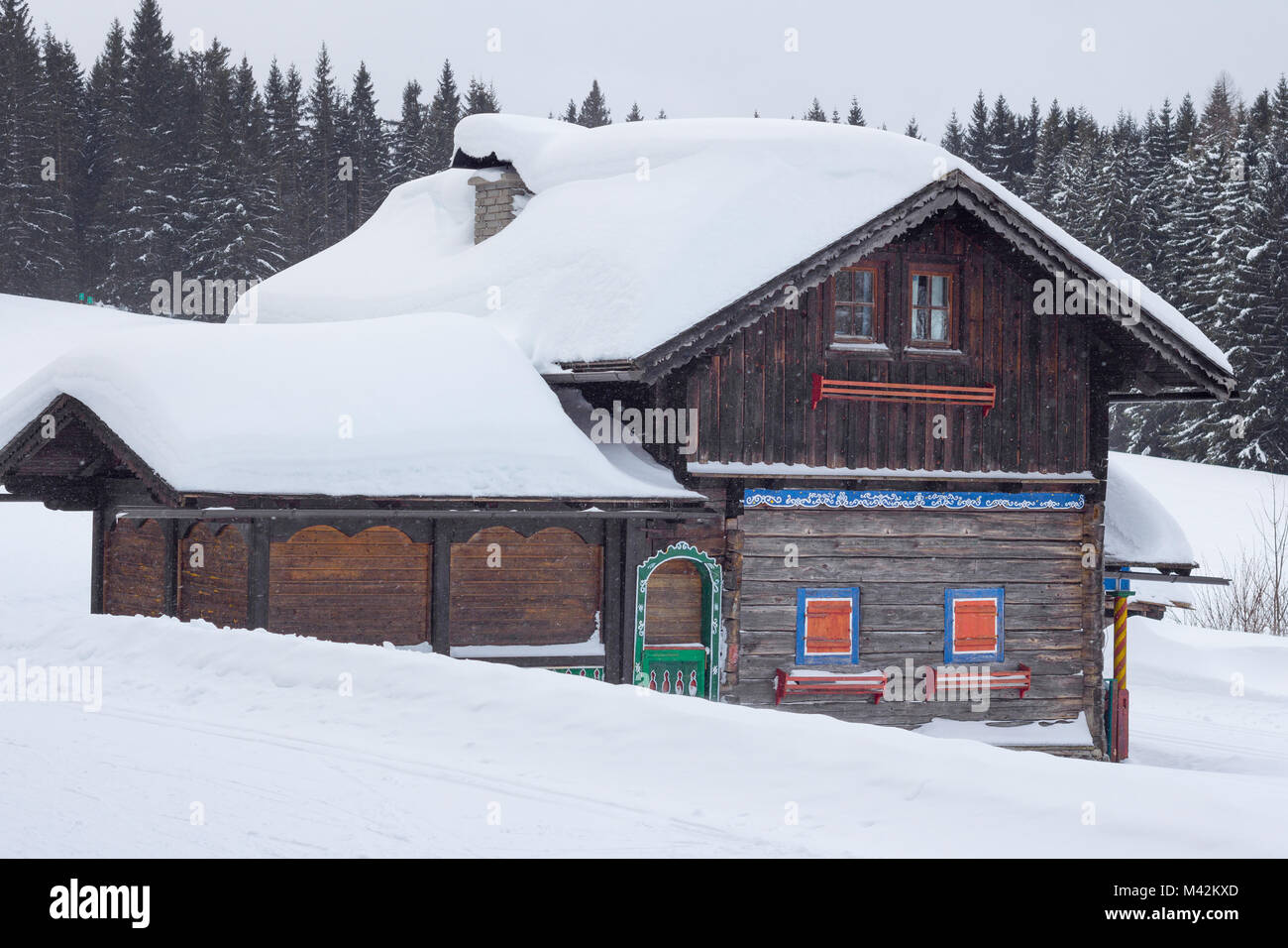 Schnee bedeckt Wald Hütte in den österreichischen Alpen Stockfoto