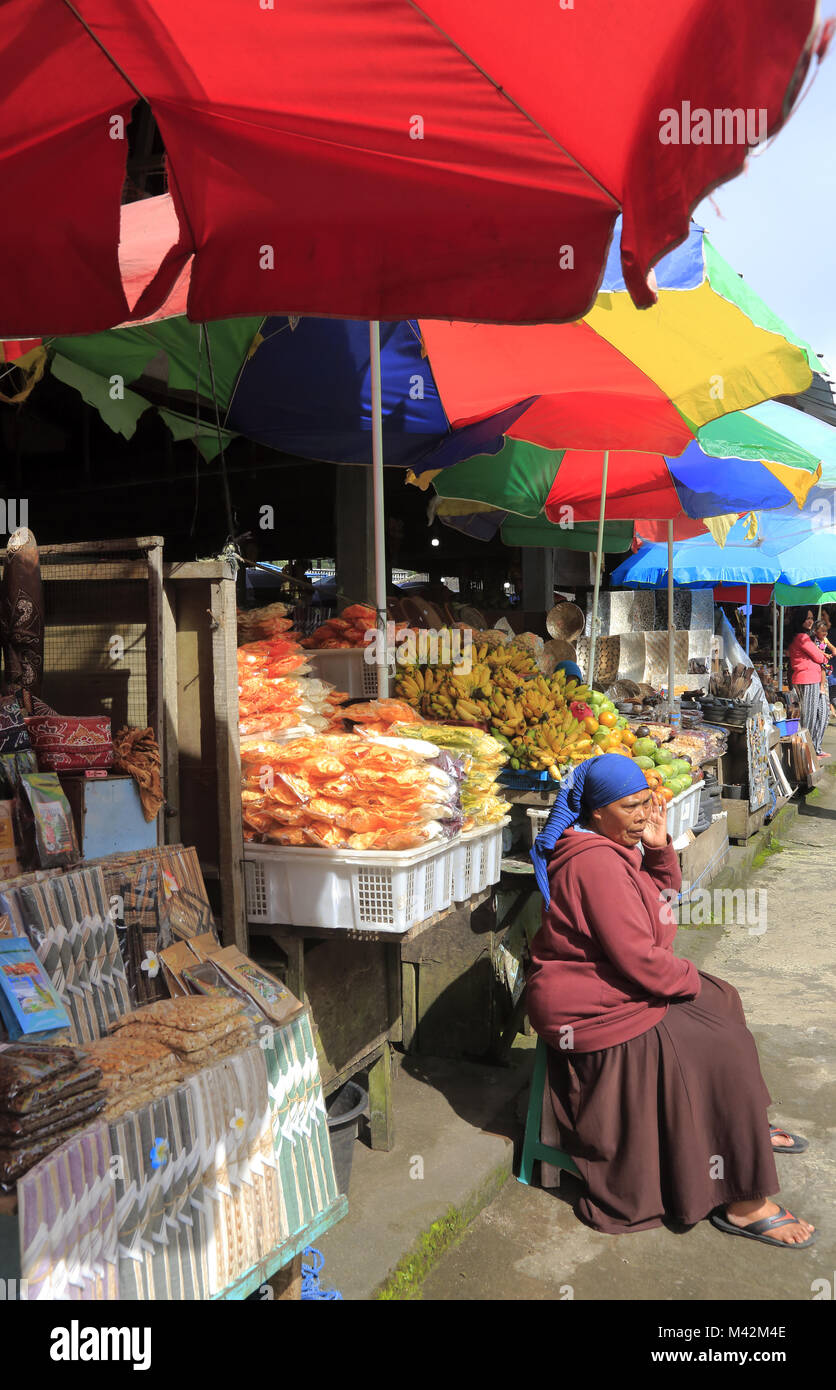 Eine weibliche Obst und Gemüse Anbieter in Candi Kuning Markt.. Indonesien Bali Bedugul. Stockfoto