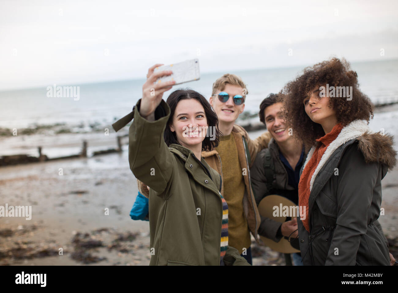 Gruppe für junge Erwachsene Freunde eine selfie an einem Strand im Winter Stockfoto