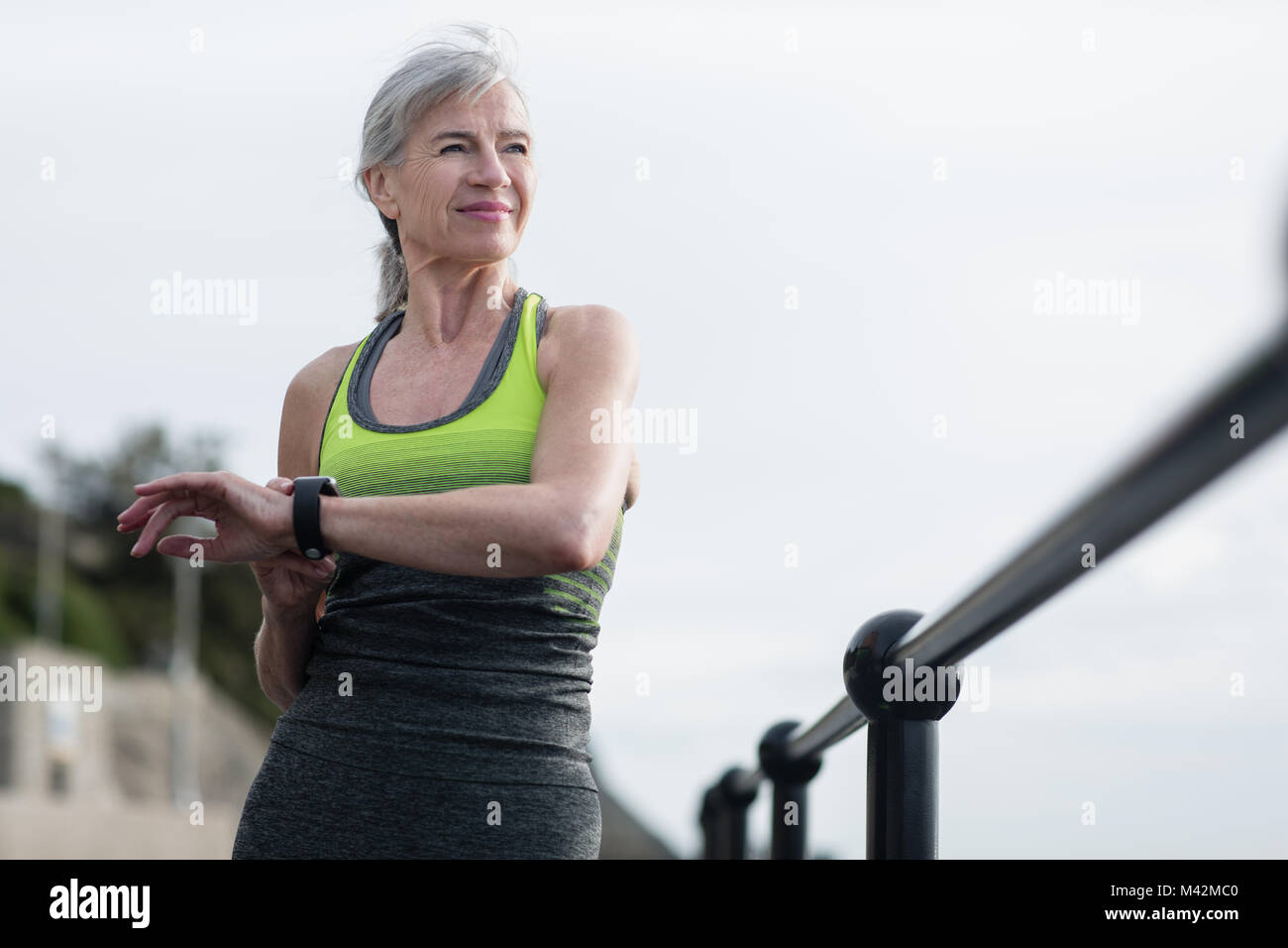 Ältere Frau Aufwärmen vor einem Lauf Stockfoto