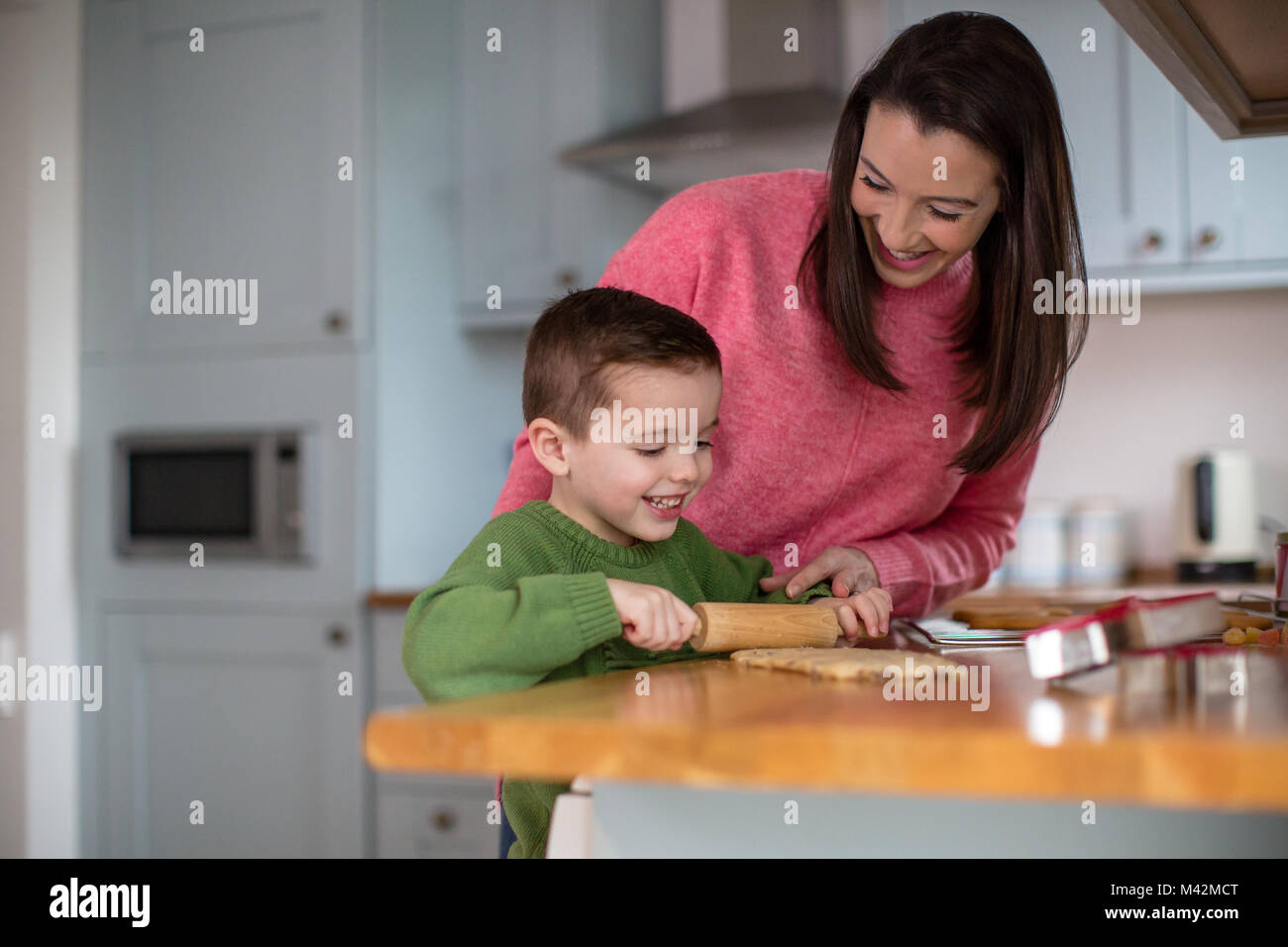 Mutter und Sohn Plätzchen backen in der Küche Stockfoto