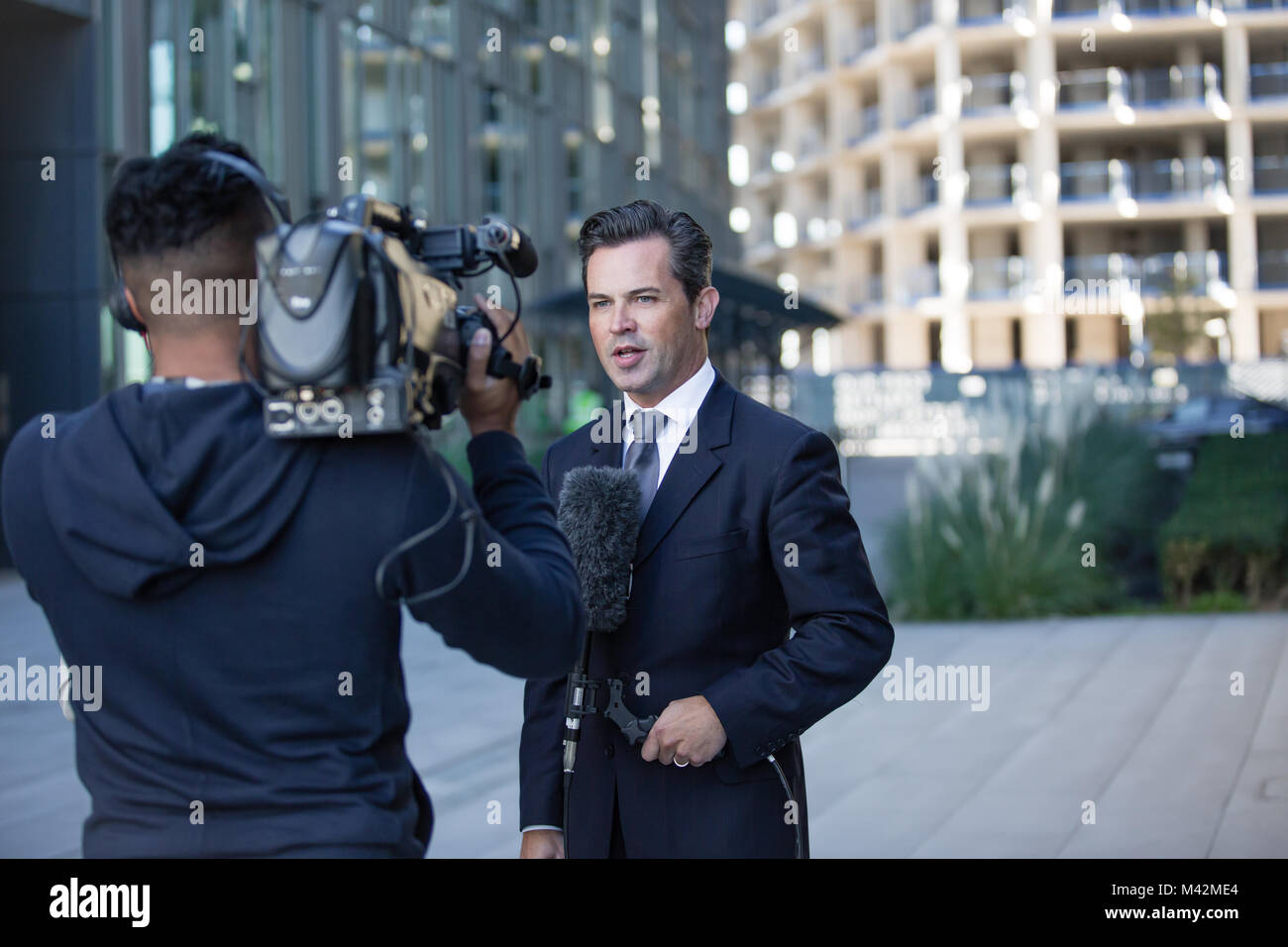 TV-Moderator im Gespräch mit Kamera Stockfoto