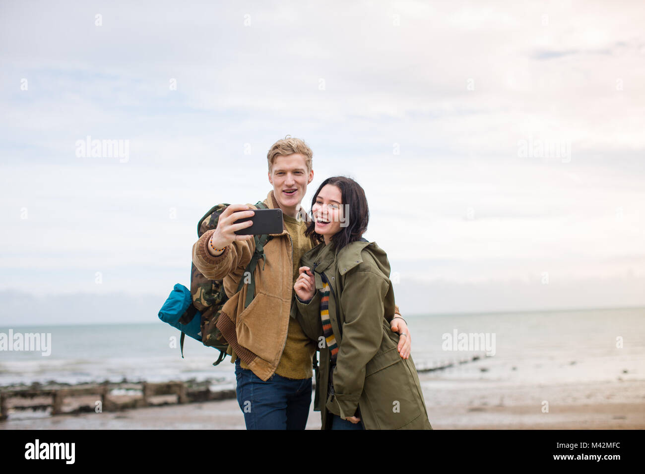 Junges Paar ein selfie auf einen Winterurlaub Stockfoto