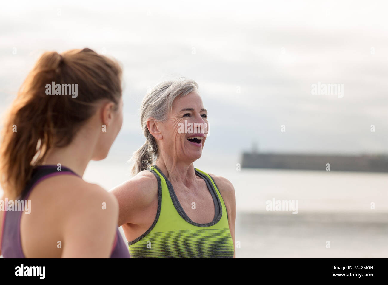 Active Senior Frau draußen trainieren Stockfoto