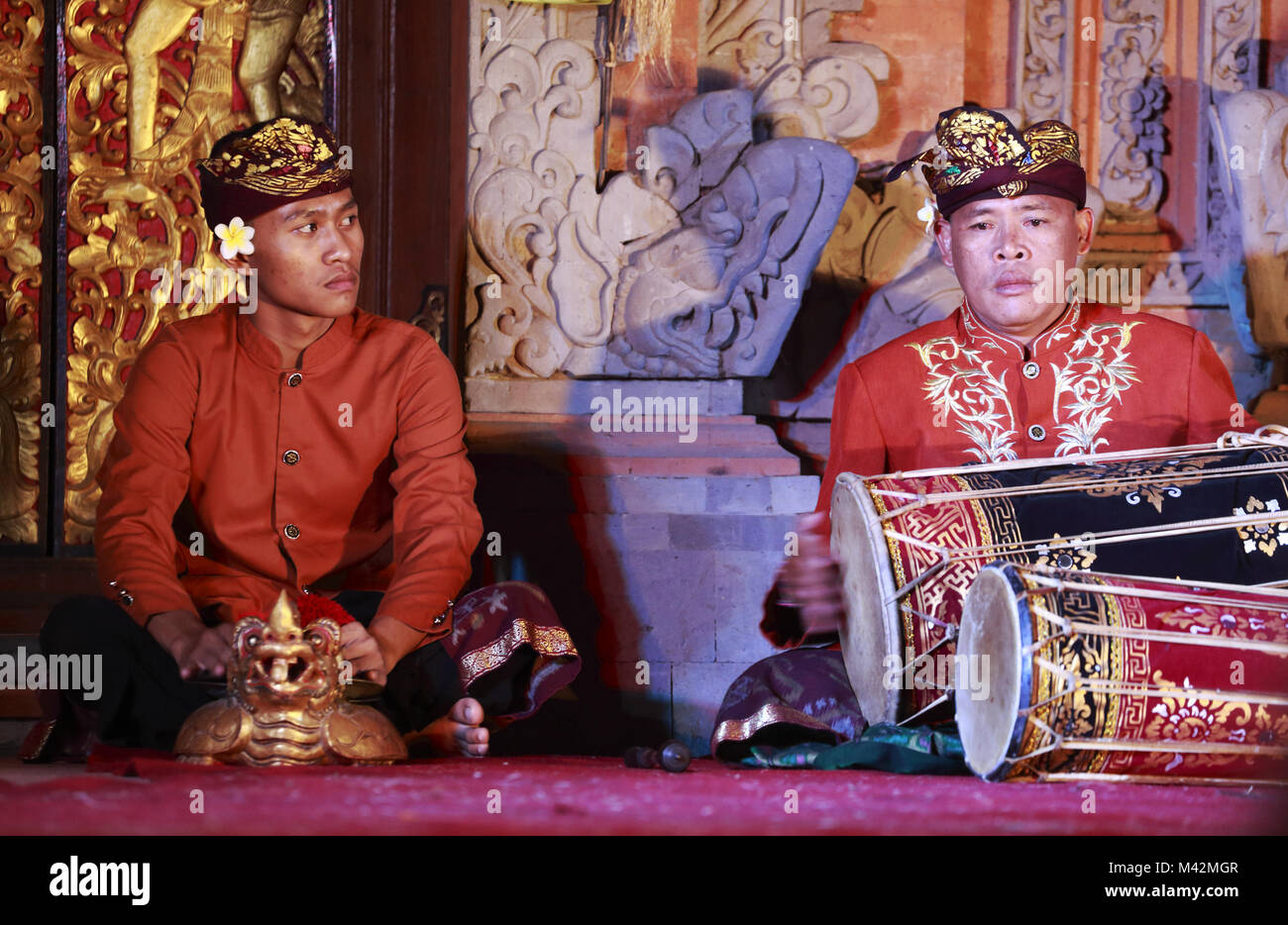 Musiker, die für die traditionellen Legong Tanz in Ubud Palace. Ubud, Bali, Indonesien Stockfoto