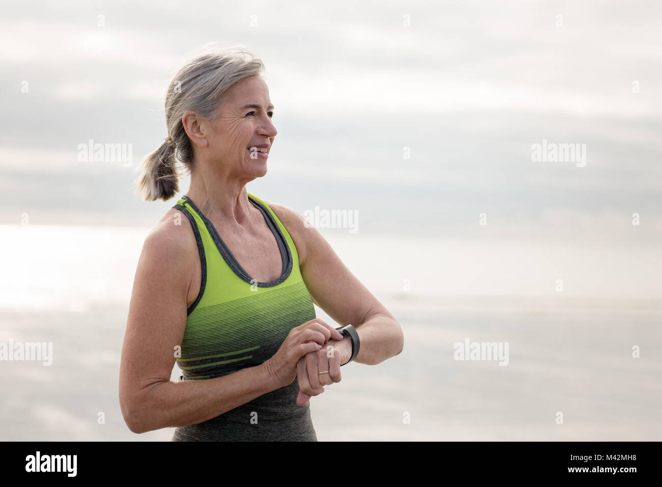 Ältere Frau Einstellung beobachten, bevor ein Lauf Stockfoto