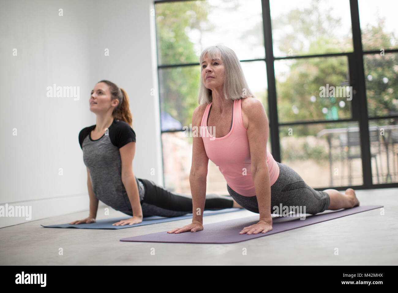 Ältere Frau in einer Yogastunde Stockfoto