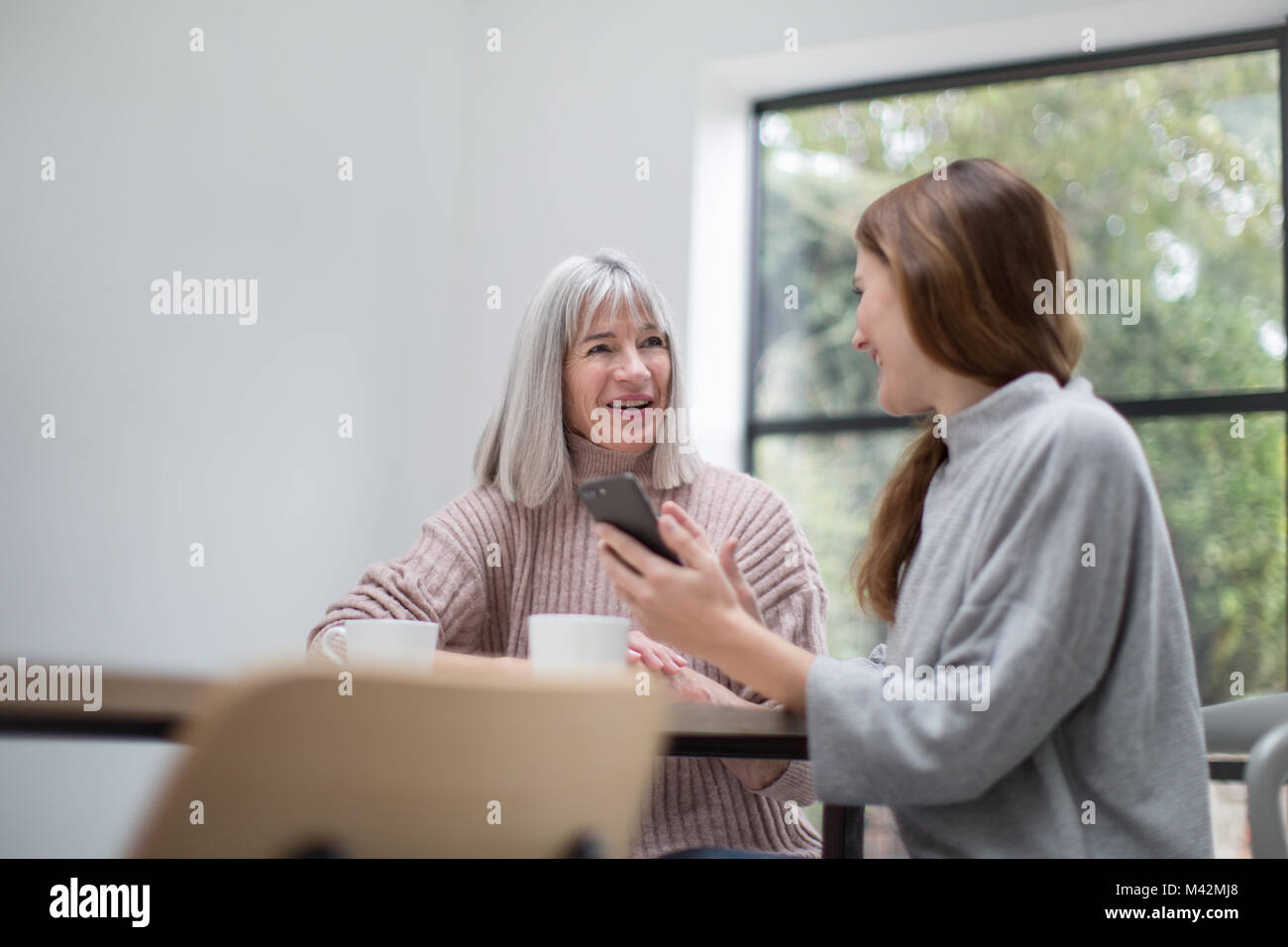 Mutter und Tochter Nachholbedarf bei Kaffee Stockfoto