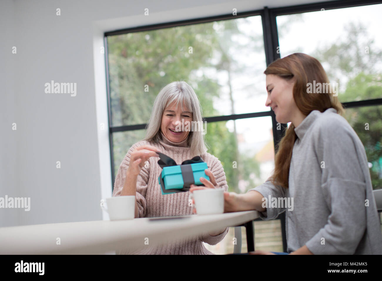 Tochter, Mutter ein Geschenk Stockfoto