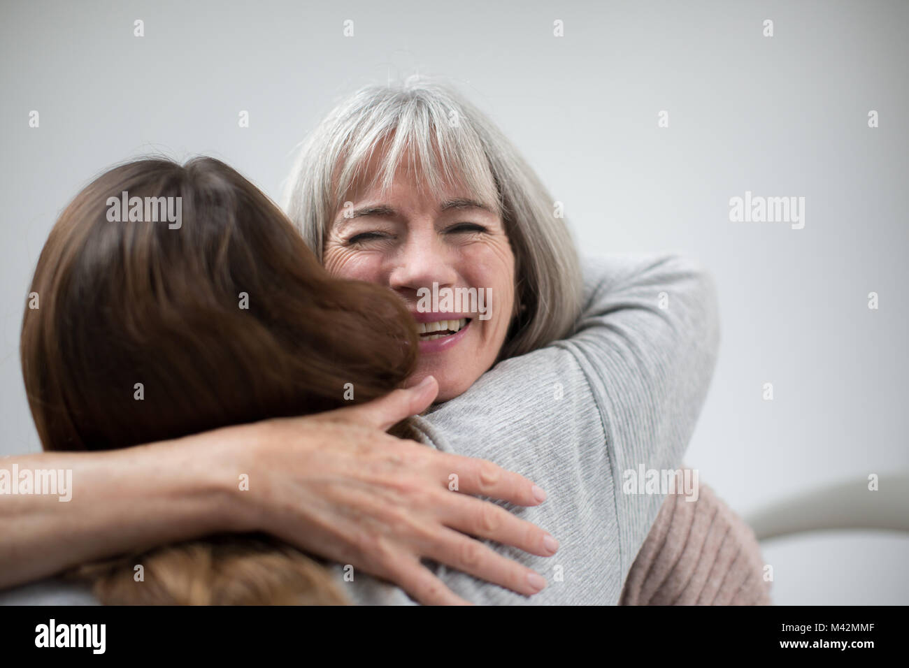 Mutter und Tochter umarmt Stockfoto