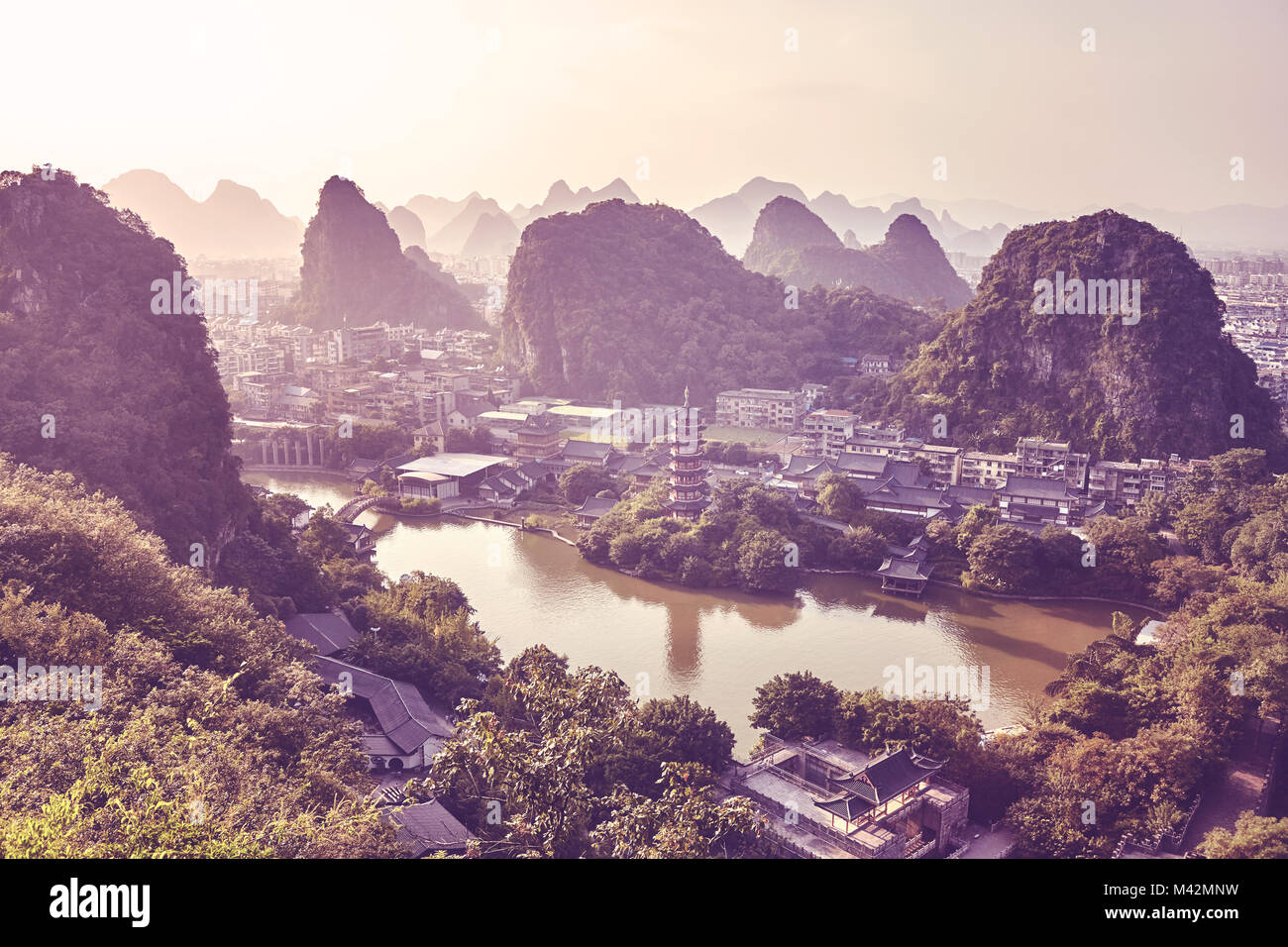 Einen malerischen Sonnenuntergang über Karstgebirge Formationen in Guilin, Farbe getonte Bild. Stockfoto