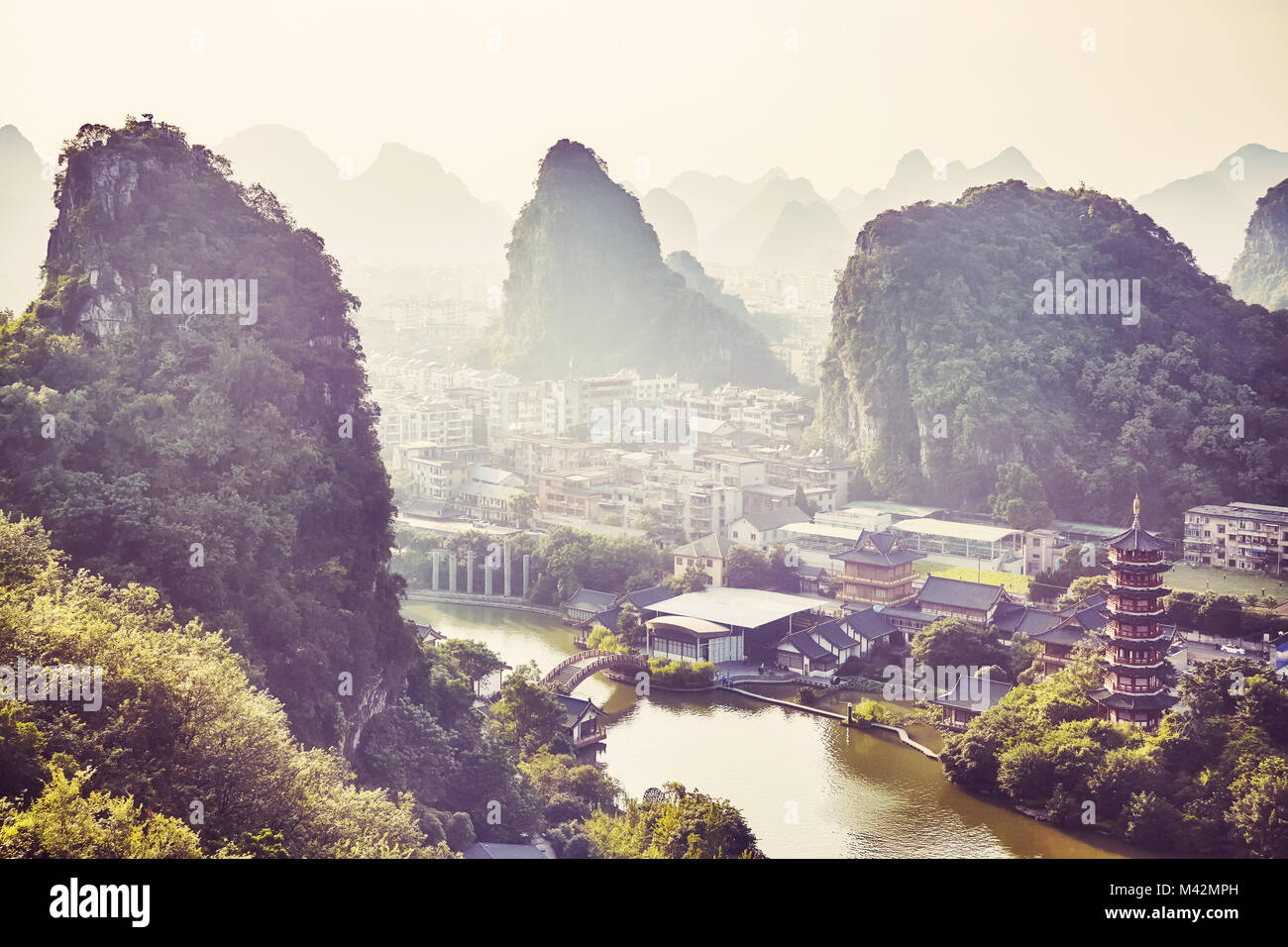 Einen malerischen Sonnenuntergang über Karstgebirge Formationen in Guilin, Farbe getonte Bild. Stockfoto
