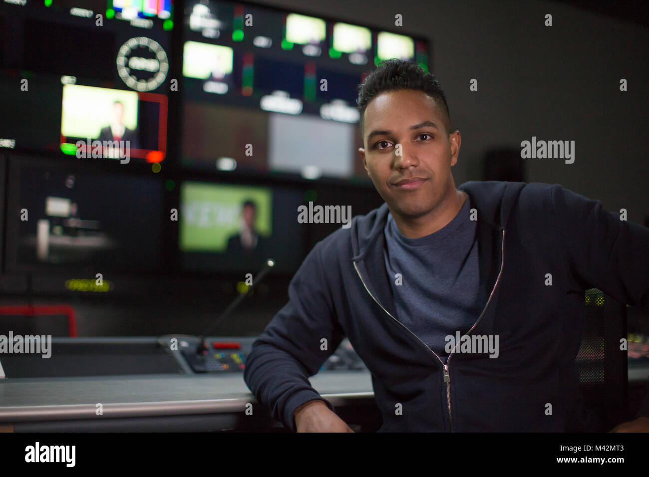 Porträt einer TV-Produzent in einem Kontrollraum Stockfoto