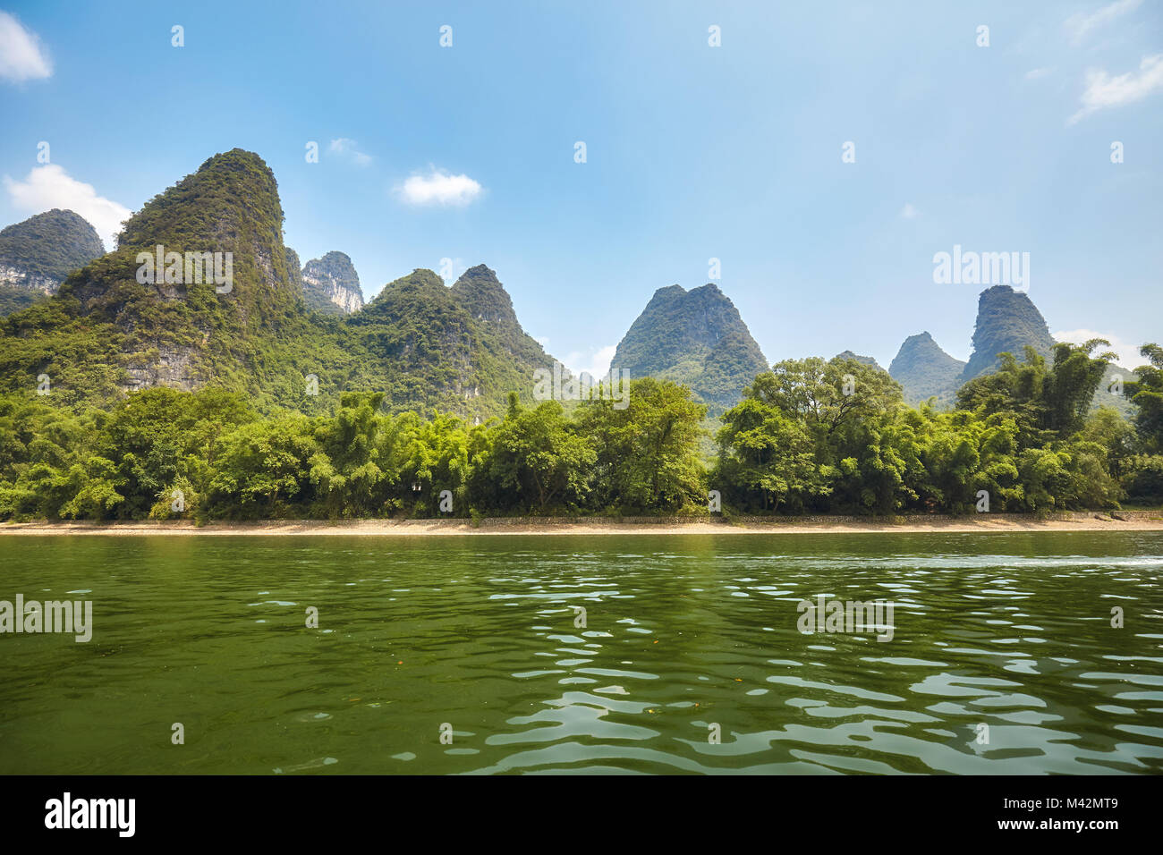 Li River (Li Jiang) in der Nähe von Xingping, China. Stockfoto