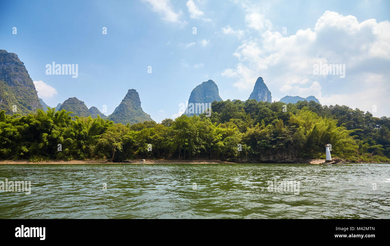 Li River (Li Jiang) in der Nähe von Xingping, China. Stockfoto