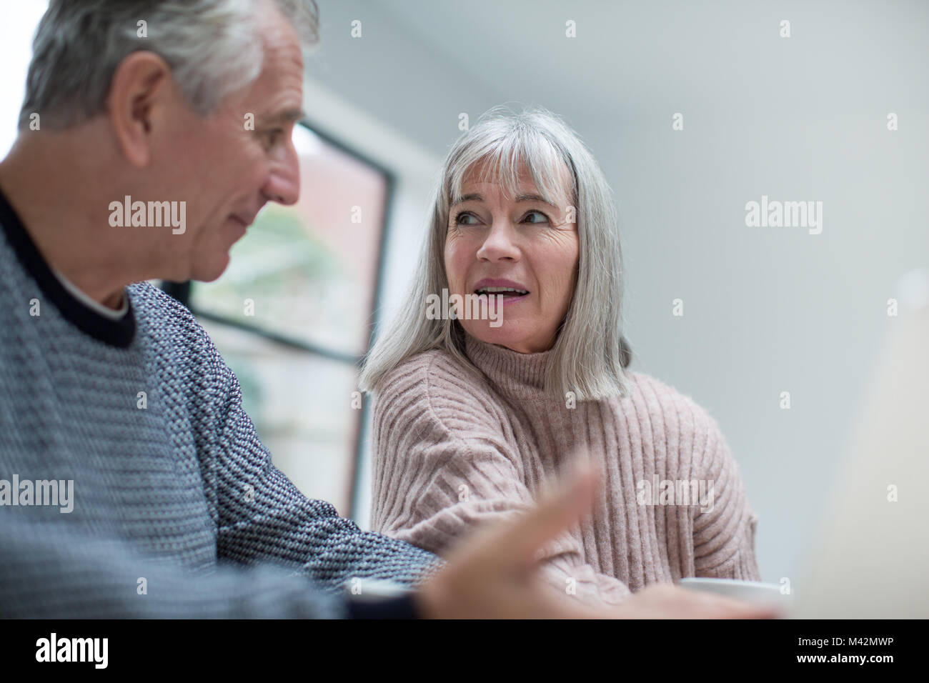 Senior Paar diskutieren Home Finance zusammen Stockfoto