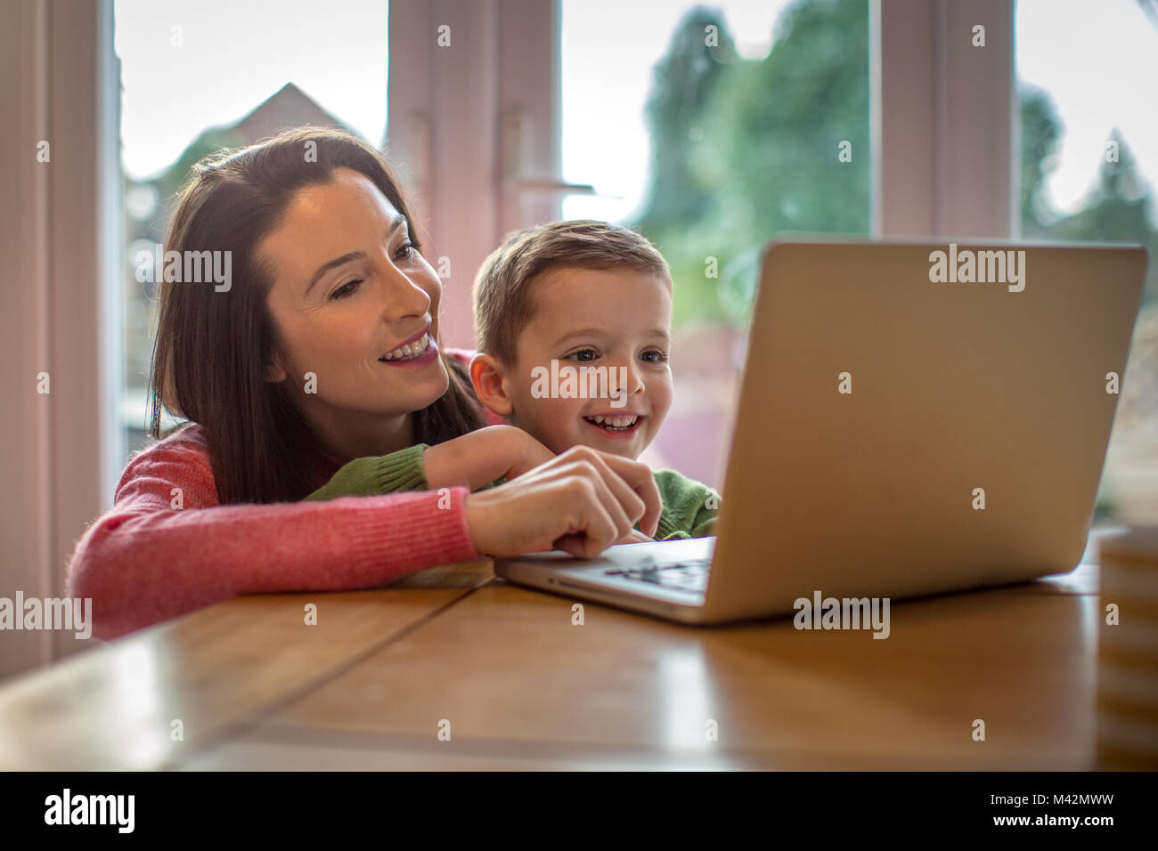 Mutter und Sohn mit Laptop Stockfoto