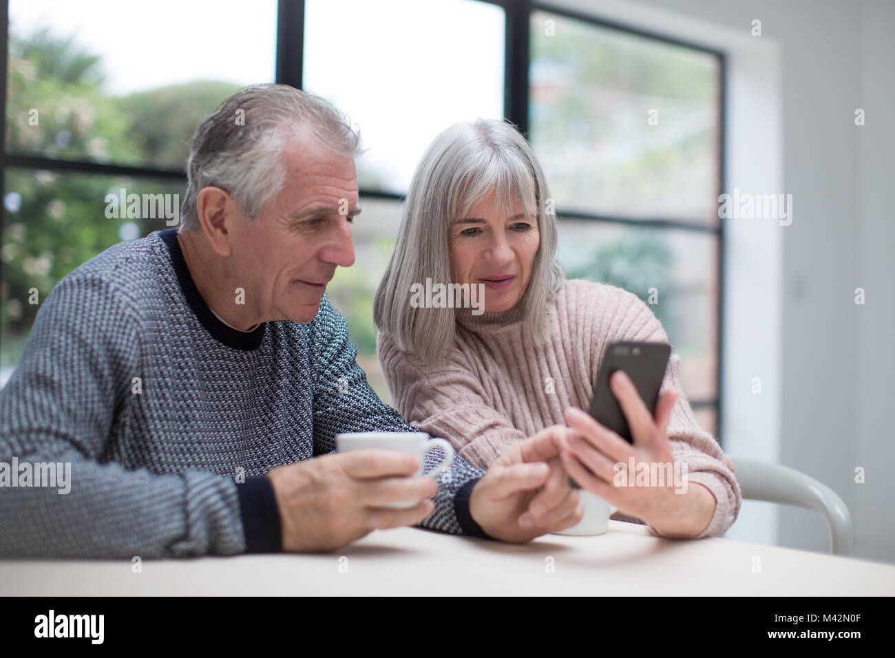 Senior Paar mit einem Smartphone zusammen Stockfoto