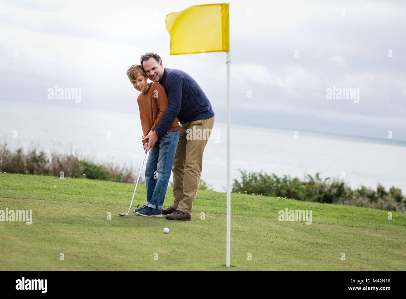 Vater Sohn beizubringen, wie man Golf spielen Stockfoto