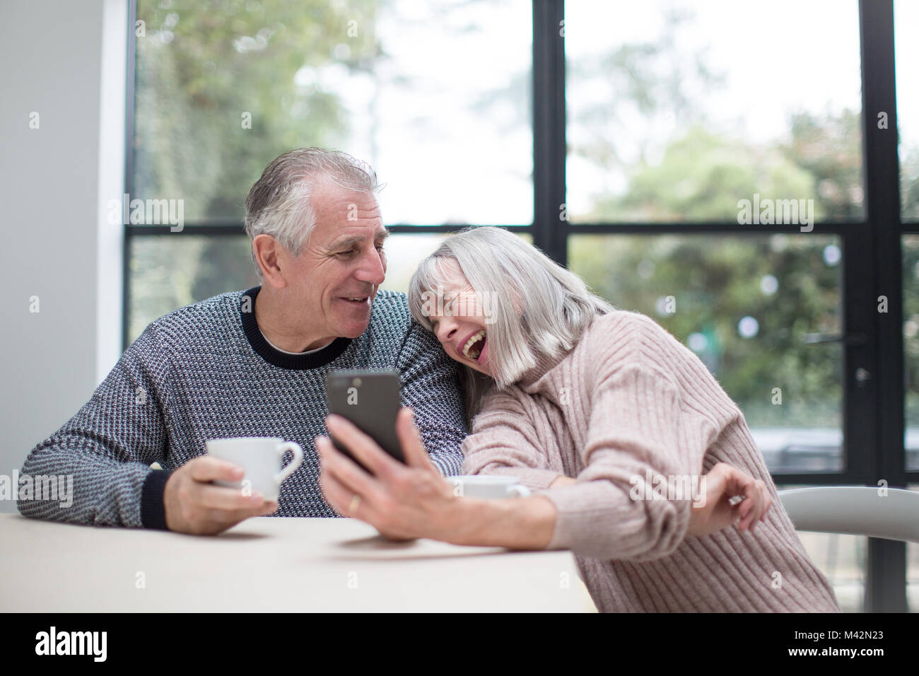 Senior Paar mit einem Smartphone zusammen Stockfoto
