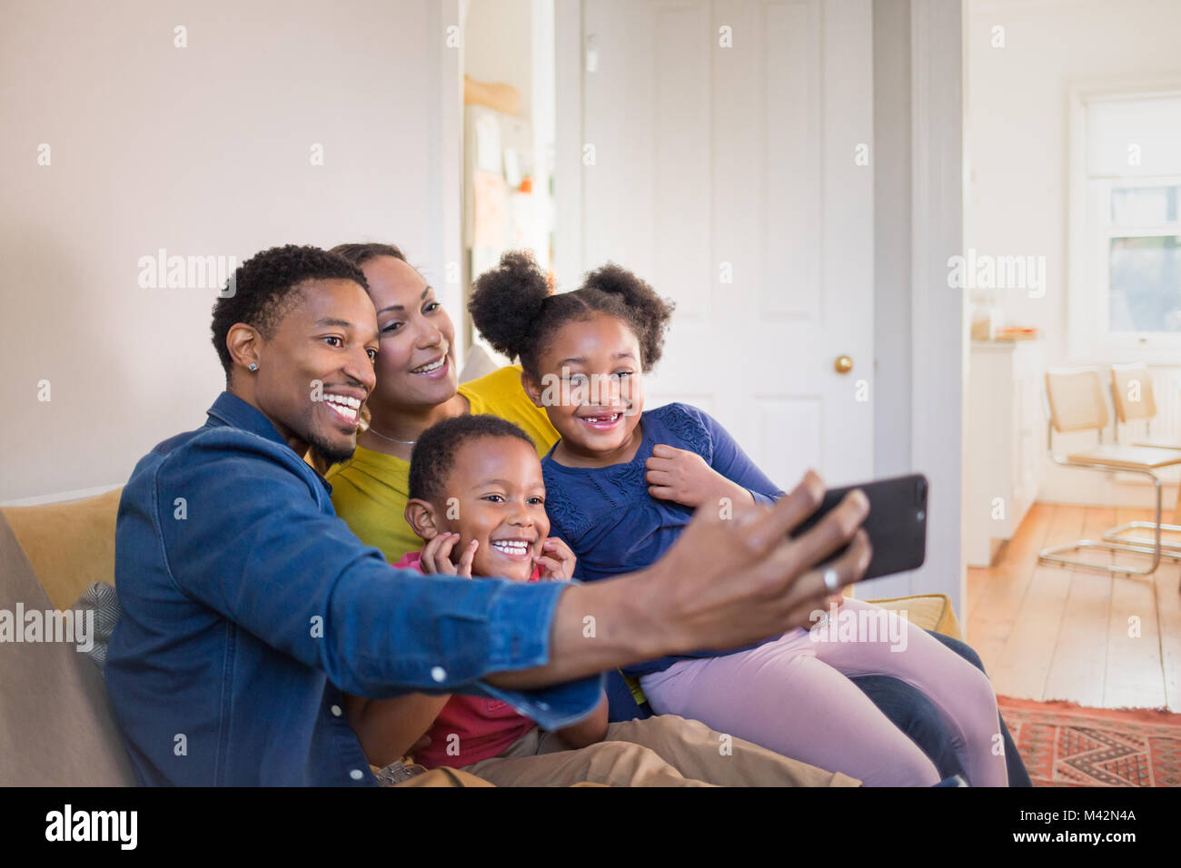 Familie, die ein selfie mit einem Smartphone Stockfoto