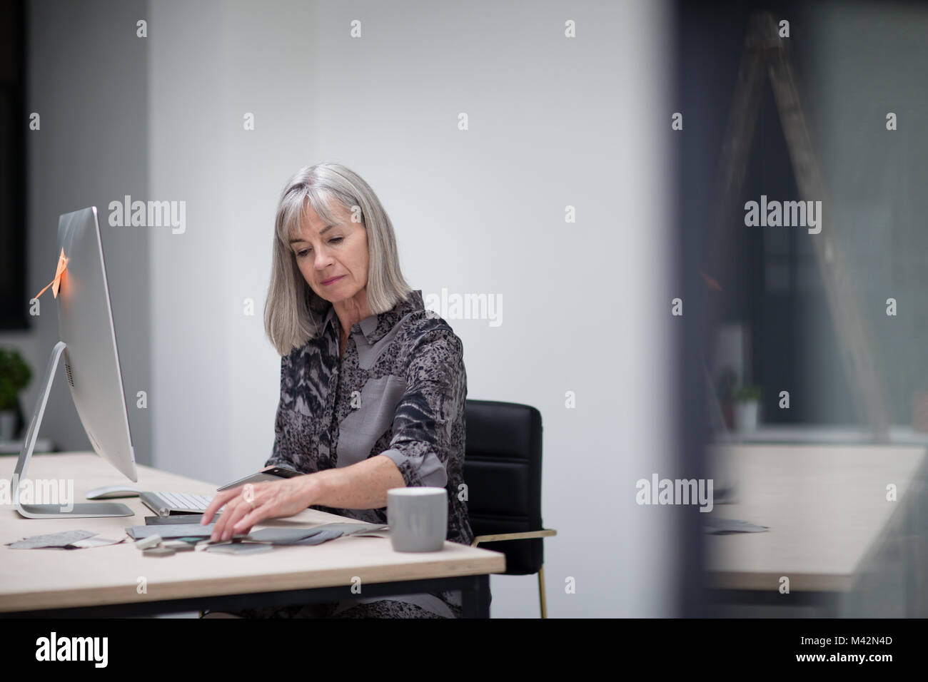 Senior Geschäftsfrau arbeiten im Büro Stockfoto