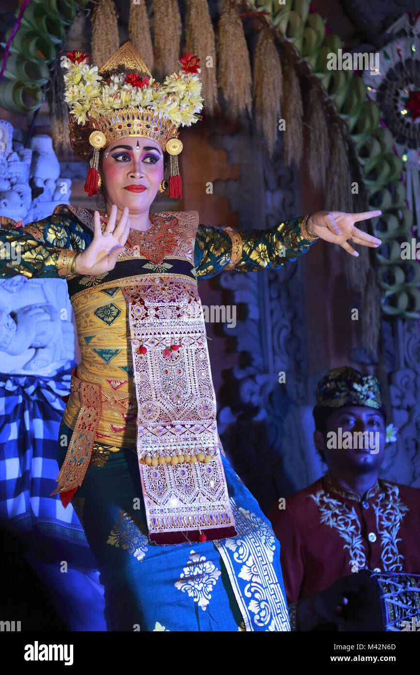 Legong Tänzerin, die traditionelle Legong Tanz in Ubud Palace. Ubud, Bali, Indonesien Stockfoto