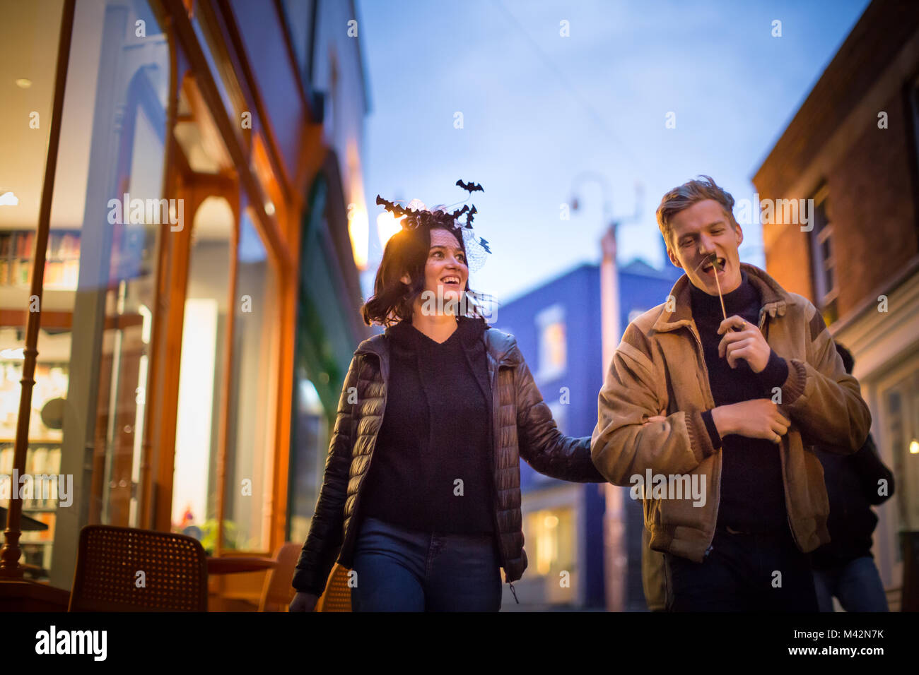Paar ausgehen für Halloween Stockfoto