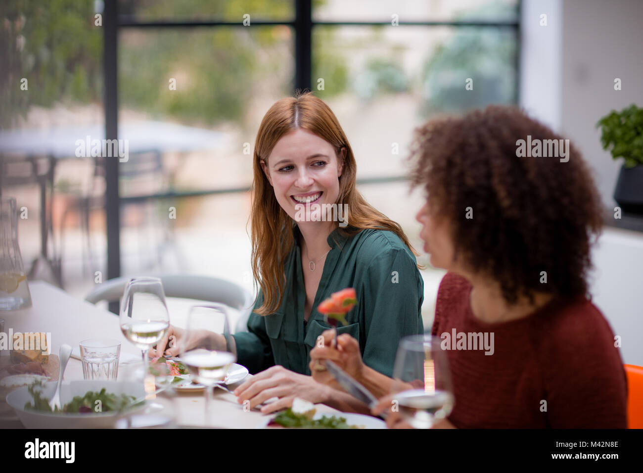 Weibliche Freunde genießen Sie eine Mahlzeit zusammen Stockfoto