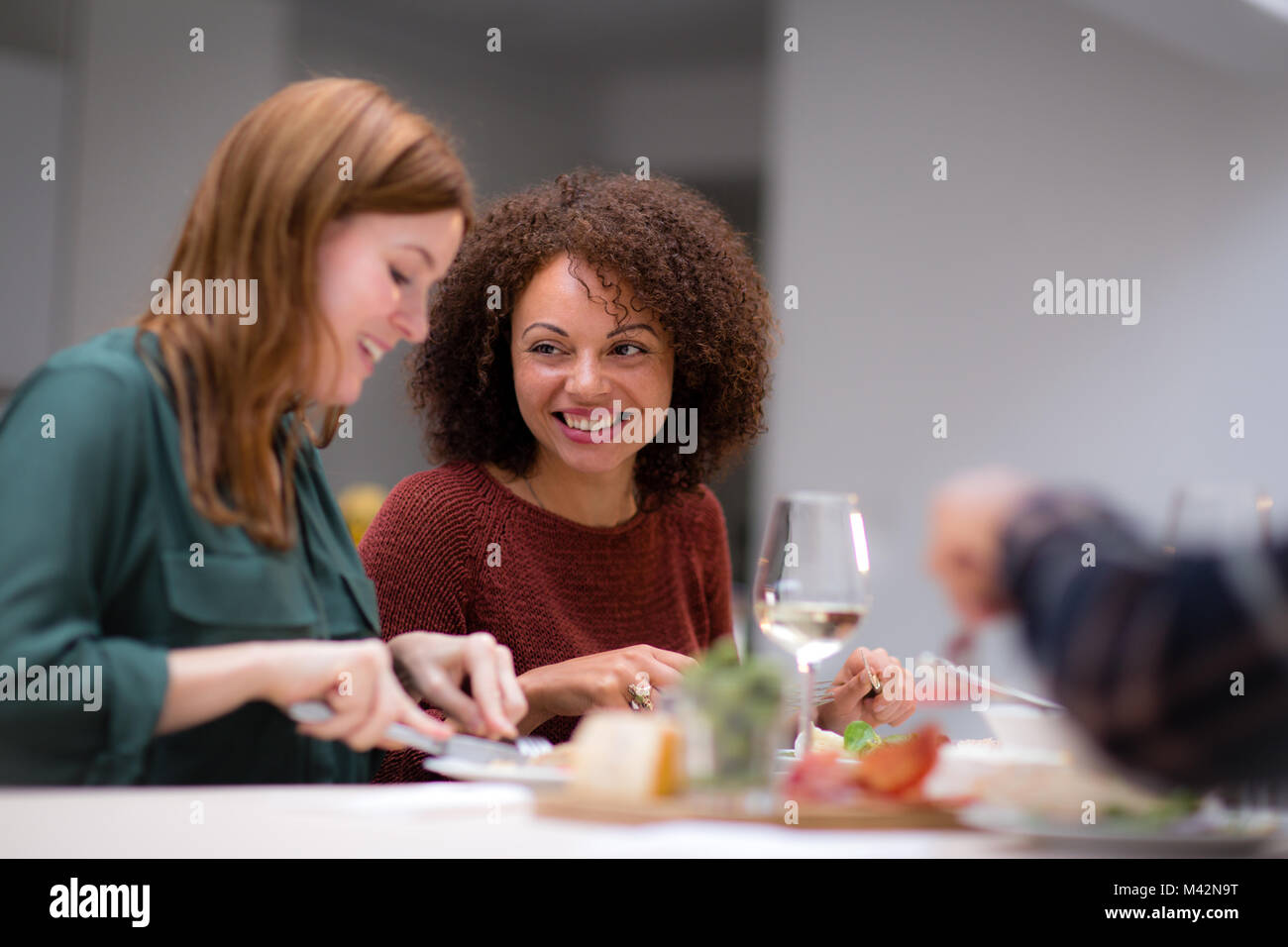 Weibliche Freunde genießen Sie eine Mahlzeit zusammen Stockfoto