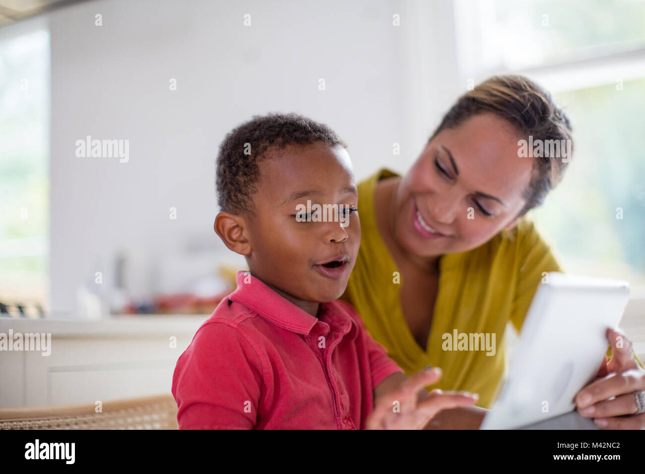 Junge spielt auf digital-Tablette Stockfoto