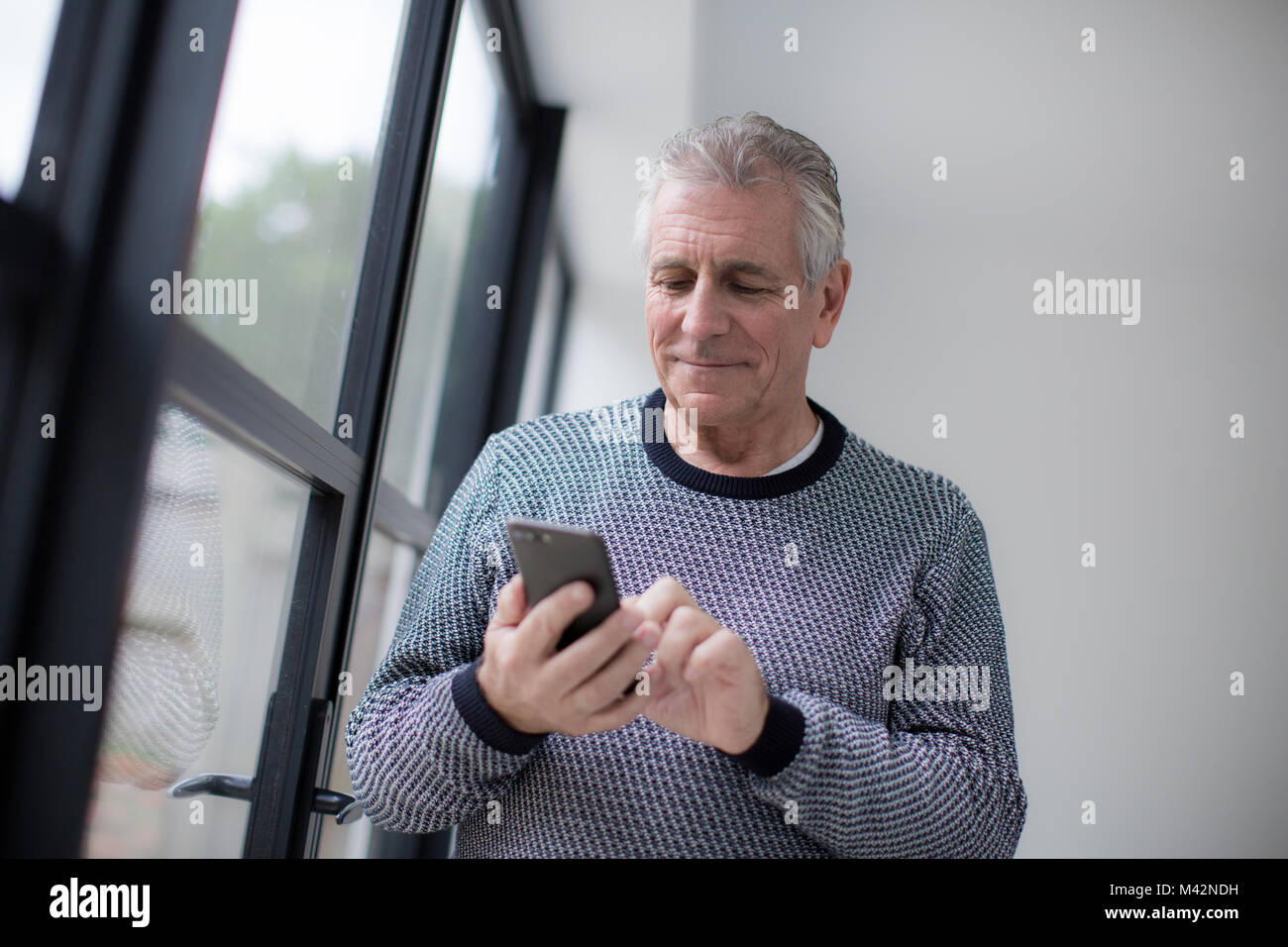 Senior woman mit smartphone Stockfoto