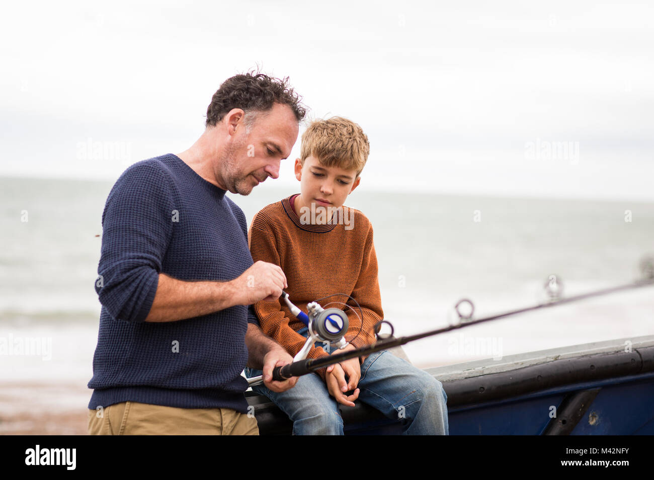 Vater Sohn lehren, wie man Fische Stockfoto