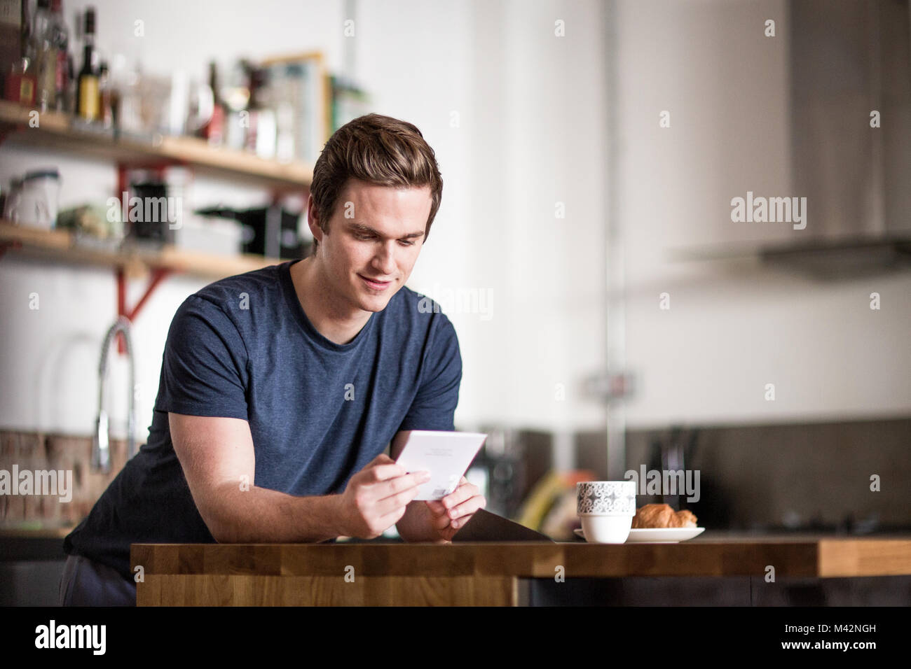 Junge männliche Lesen der Karte Stockfoto