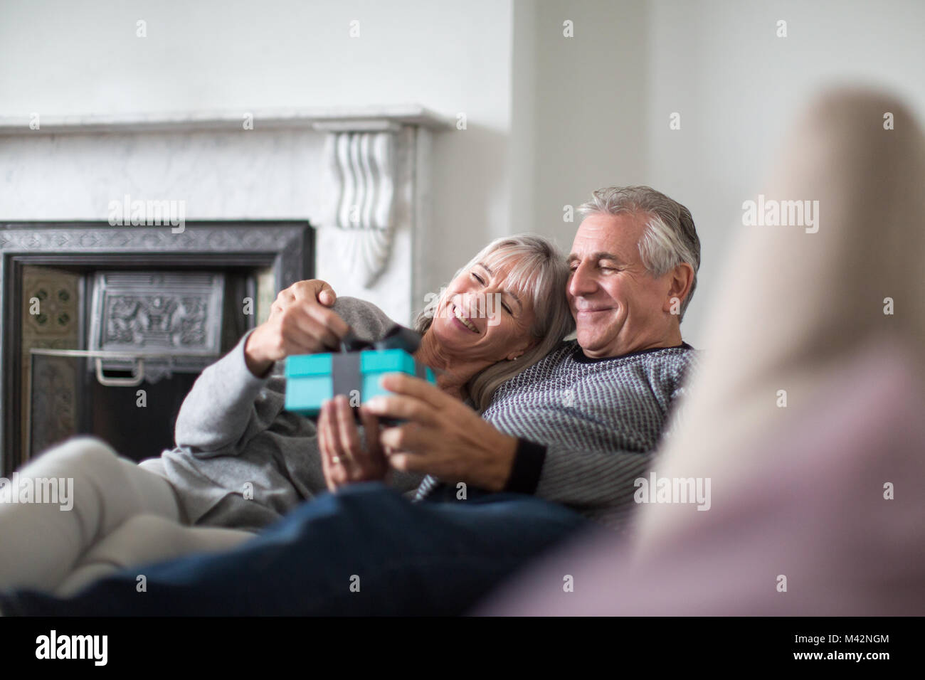 Senior Paar mit einem Geschenk Stockfoto