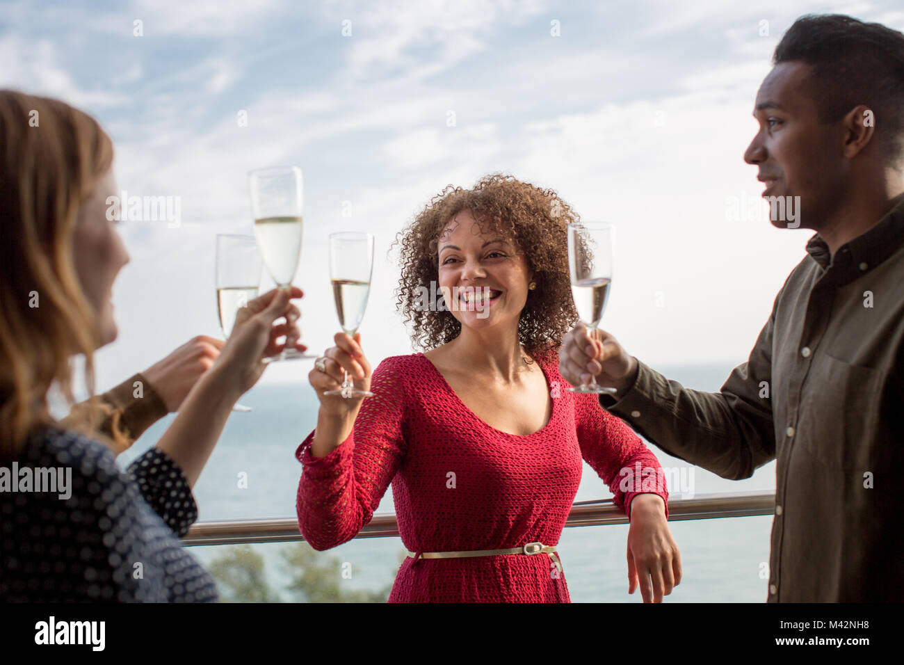 Freunde genießen Blick vom Balkon auf das Meer Stockfoto Freunde genießen Blick vom Balkon auf das Meer Stockfoto