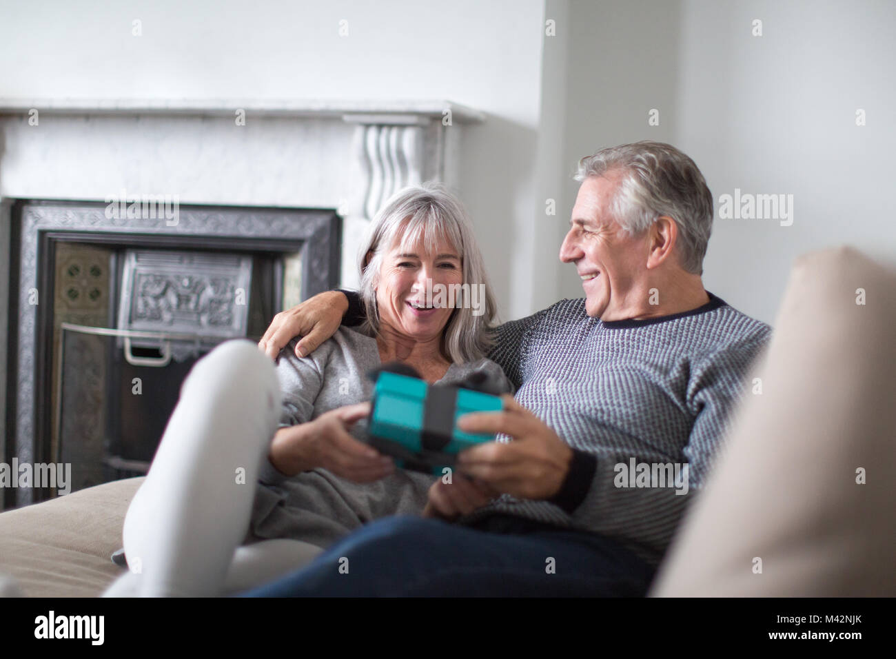 Senior Paar mit einem Geschenk Stockfoto