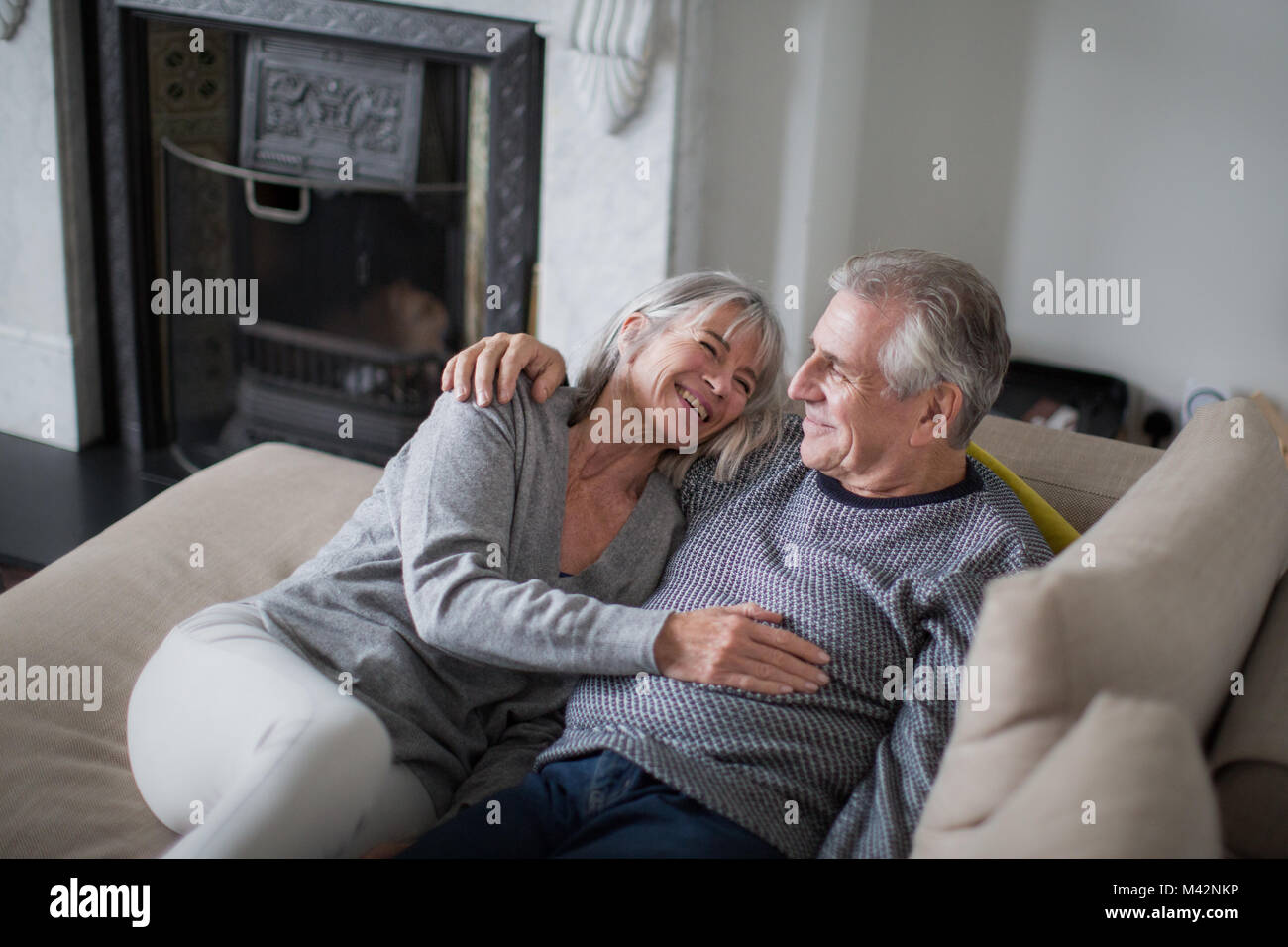 Älteres paar entspannende auf sofa Stockfoto