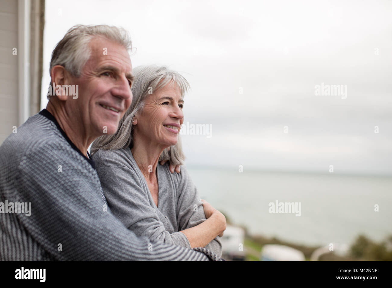 Älteres Paar genießen Sie Meerblick Stockfoto