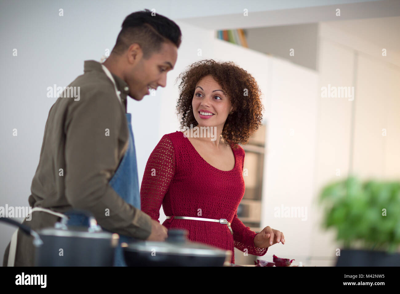 Erwachsene männliche Vorbereitung Abendessen für Freundin Stockfoto