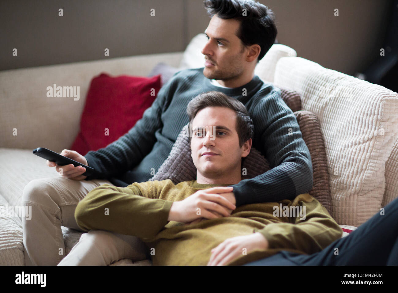 Junge männliche Paar entspannen auf dem Sofa Stockfoto