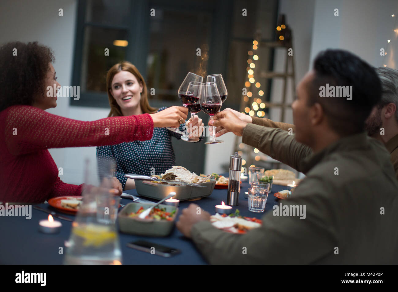 Freunde feiern Weihnachten zusammen Stockfoto